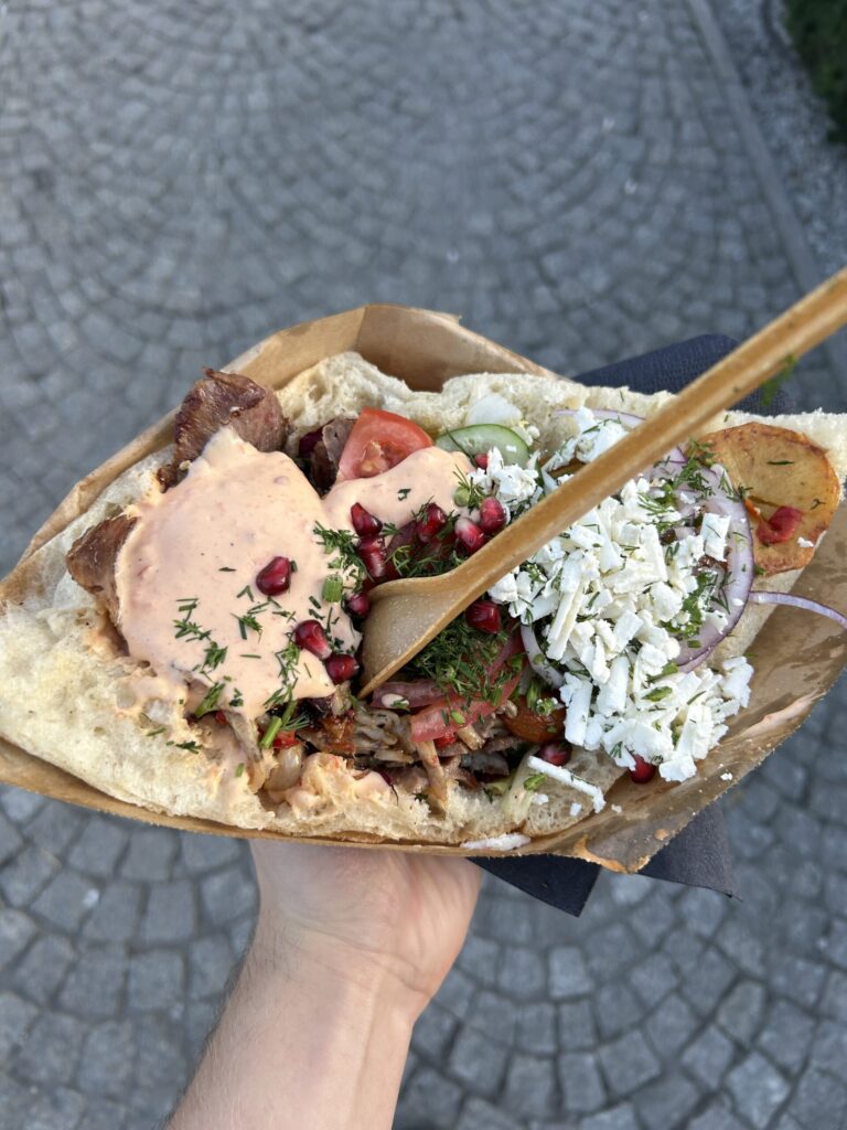 Döner Berlin w bułce z Kreuzberg Kebab od Filipa Chajzera w Krakowie z widocznymi ziarnami granatu i baraniną