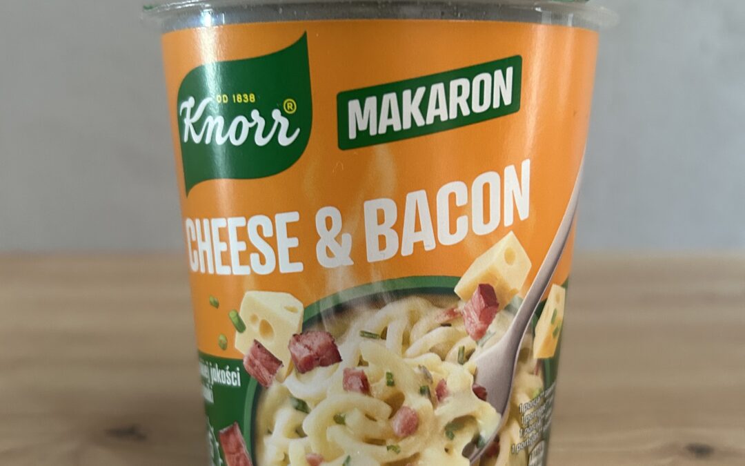 Opakowanie Knorr Cheese & Bacon na tle kuchennego blatu