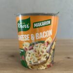 Opakowanie Knorr Cheese & Bacon na tle kuchennego blatu